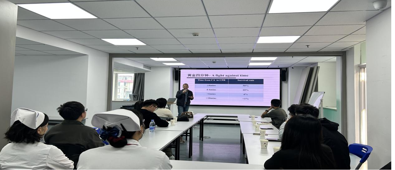 【中心新闻】校园急救“必修课”：CPR+AED，关键时刻能救命 | 医校联动护平安